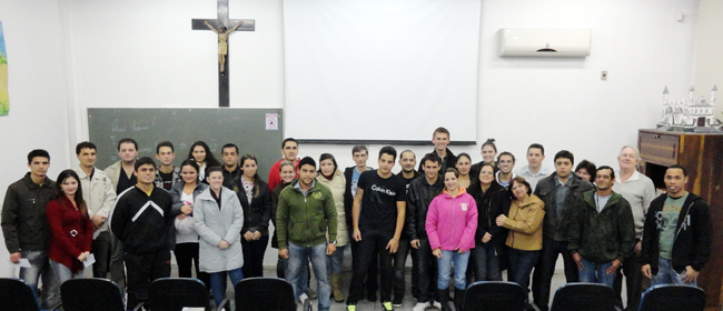 Mais de 20 pessoas participam do curso de iniciação cristã na Paróquia