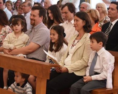 Estudo de Harvard revela os benefícios levar os filhos à igreja
